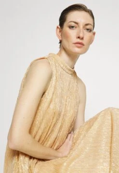 Bruuns Bazaar Cedar Inaris Dress - Cocktailjurk - Light Gold 10 Bruuns Bazaar Cedar Inaris Dress - Cocktailjurk - Light Gold -Ulla Popken Winkel 061e0a09e2ea4ff0a210a3aaaaefc62e
