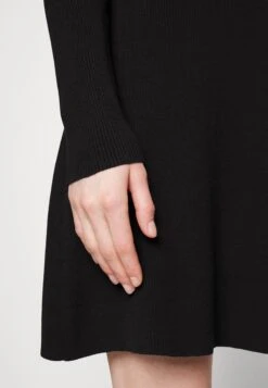 DKNY Shldr Fit Flare Drss - Cocktailjurk - Black -Ulla Popken Winkel 10fa082772174bec91377fb200cff2ac