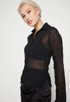WEEKDAY Crinkle Fitted Shirt - Blouse - Black -Ulla Popken Winkel 17a4439a1185413ba8a1c858d8ff4def