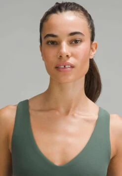 Lululemon Align V-Neck C/D Black - Sport-Bh Met Light Support - Dark Forest 8 Lululemon Align V-Neck C/D Black - Sport-Bh Met Light Support - Dark Forest -Ulla Popken Winkel 21c2f31c30764adc90c76f8041d7cde3