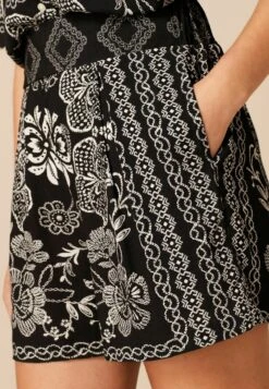 Next High Waisted Standard - Shorts - Black White Large Floral 8 Next High Waisted Standard - Shorts - Black White Large Floral -Ulla Popken Winkel 264baf7e69e747529bb715a89fe530d1