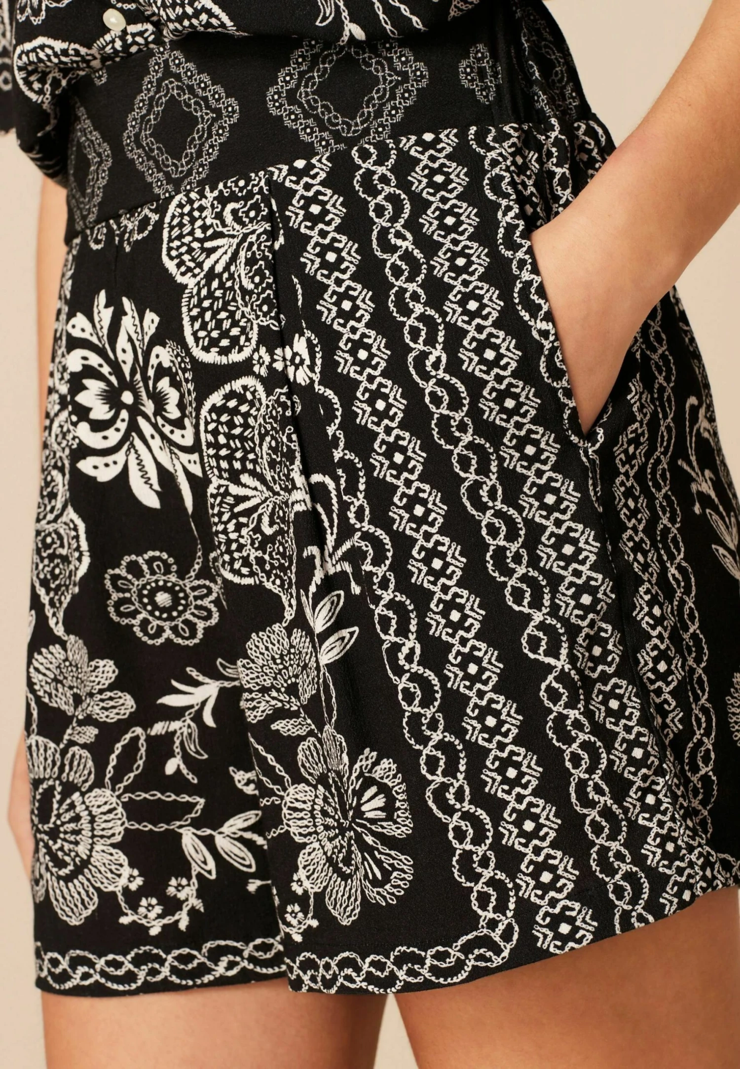 Next High Waisted Standard - Shorts - Black White Large Floral 4 Next High Waisted Standard - Shorts - Black White Large Floral - Afbeelding 4