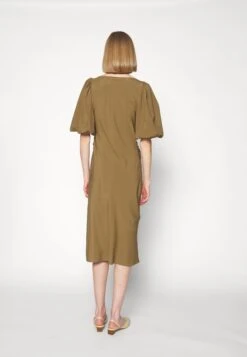 Designers Remix Valerie Puff Dress - Jurk - Olive -Ulla Popken Winkel 26a31b954272409592fa5ee81a968d4a