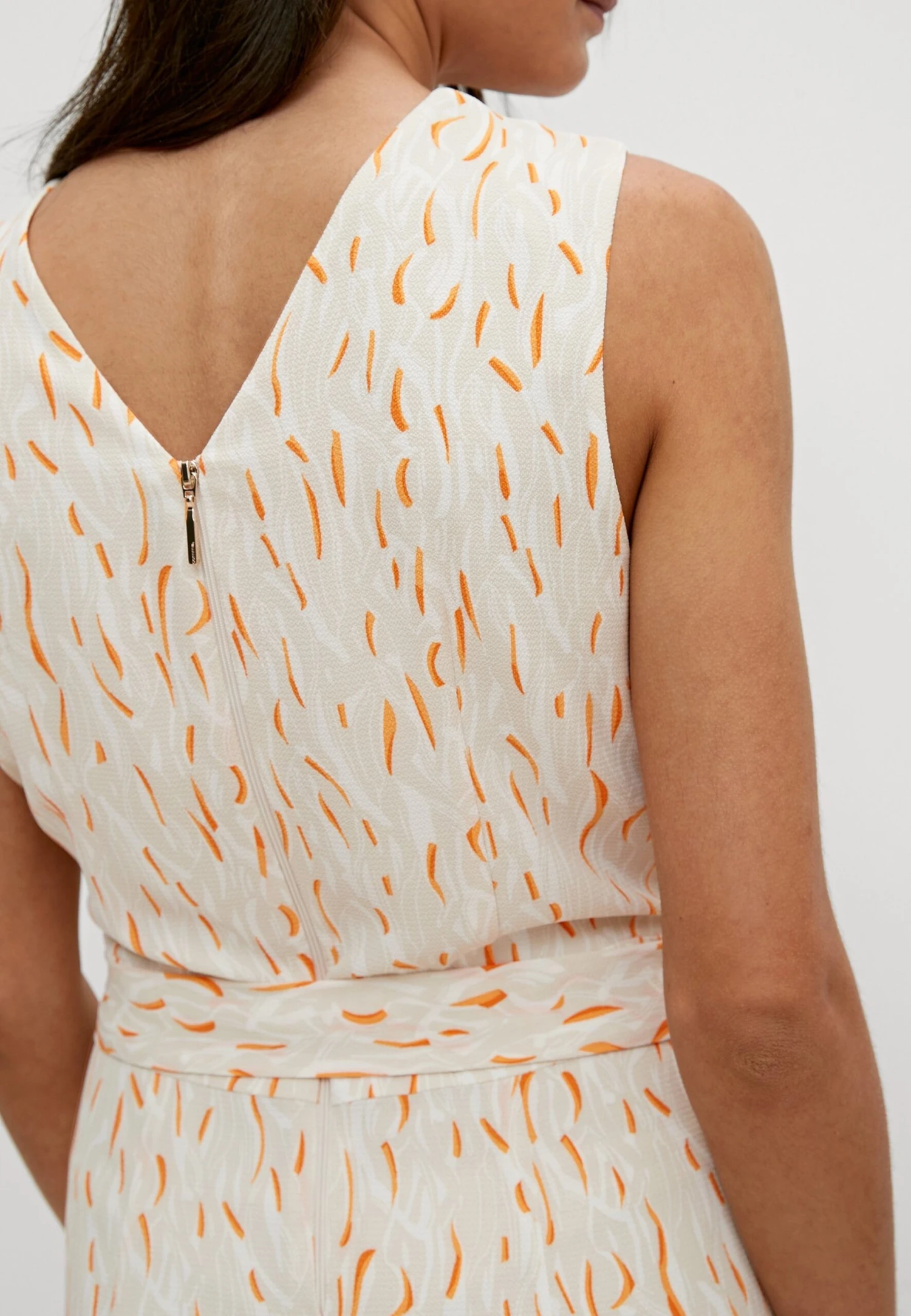 Comma Crêpestruktur - Jumpsuit - Aop Minimal Sand 2 Comma Crêpestruktur - Jumpsuit - Aop Minimal Sand - Afbeelding 2