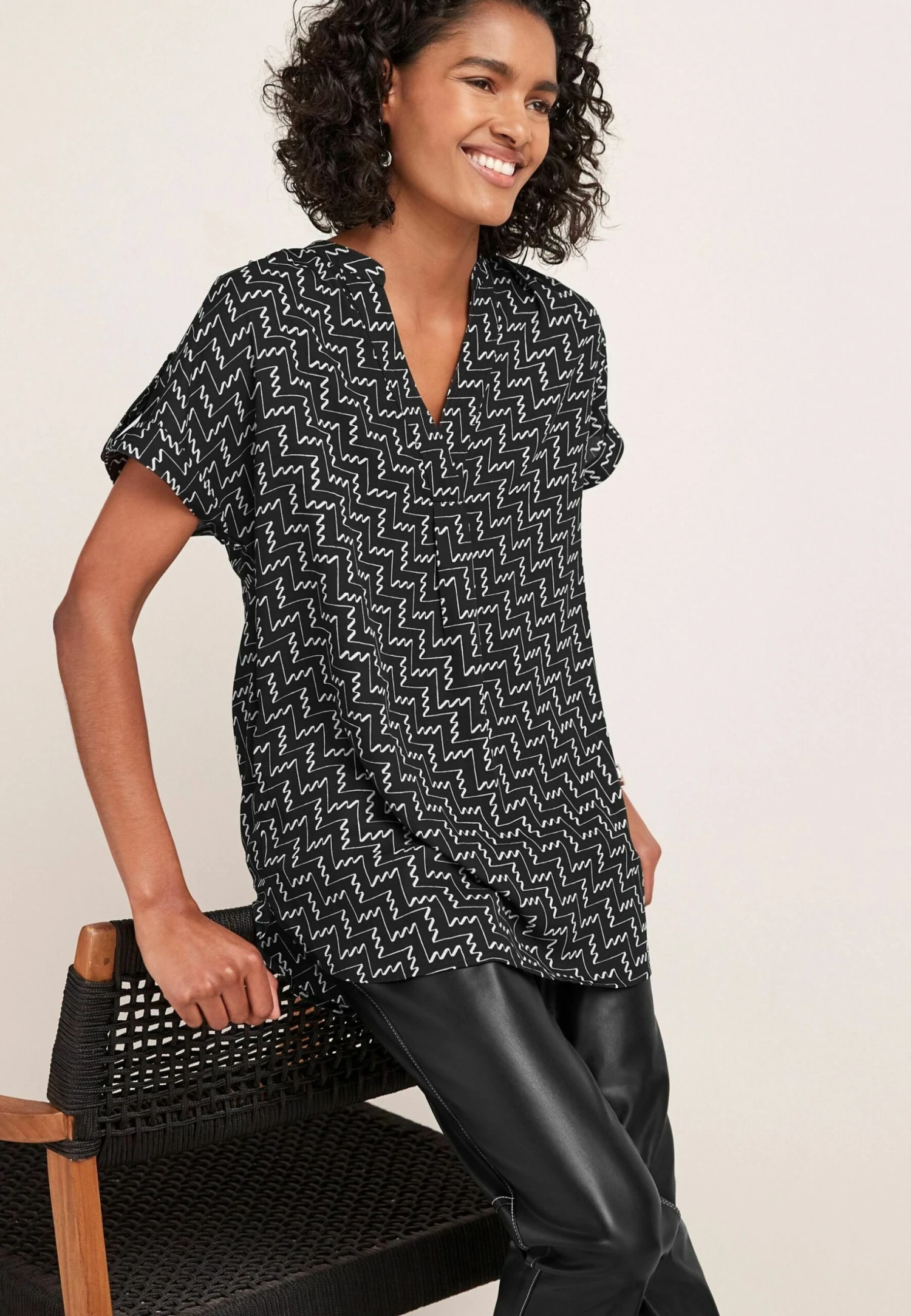 Next Overhead LonglineShort SleevePetite - Blouse - Black White Print 3 Next Overhead LonglineShort SleevePetite - Blouse - Black White Print - Afbeelding 3