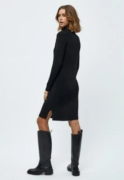 Minus Ava Turtleneck - Etui-Jurk - Black 6 Minus Ava Turtleneck - Etui-Jurk - Black -Ulla Popken Winkel 53193a9bbb3d48d68d45621d37688551