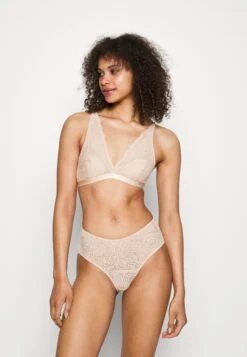 Underprotection Luna High Apex Bra - Triangel Bh - Light Beige 9 Underprotection Luna High Apex Bra - Triangel Bh - Light Beige -Ulla Popken Winkel 55db1d3034f243eb858041f95584ef93