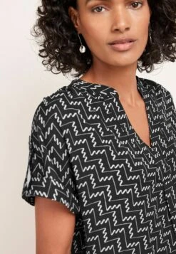 Next Overhead LonglineShort SleevePetite - Blouse - Black White Print 5 Next Overhead LonglineShort SleevePetite - Blouse - Black White Print -Ulla Popken Winkel 56257f2975e84b58a8a5663215fdbd05
