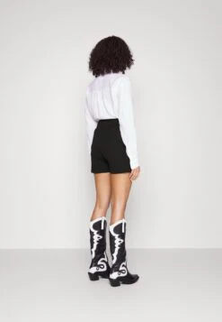 Jdygeggo Shorts- Shorts - Black Detail/Black Button -Ulla Popken Winkel 6d1eb9ea2b194ae9bad6dac414b21ac9