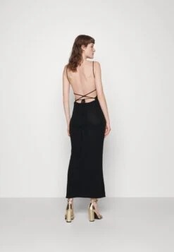 ALOHAS Delicate Strap Dress - Gebreide Jurk - Black 9 ALOHAS Delicate Strap Dress - Gebreide Jurk - Black -Ulla Popken Winkel 901781f9b13d4c349ea4355bbdf55ad0