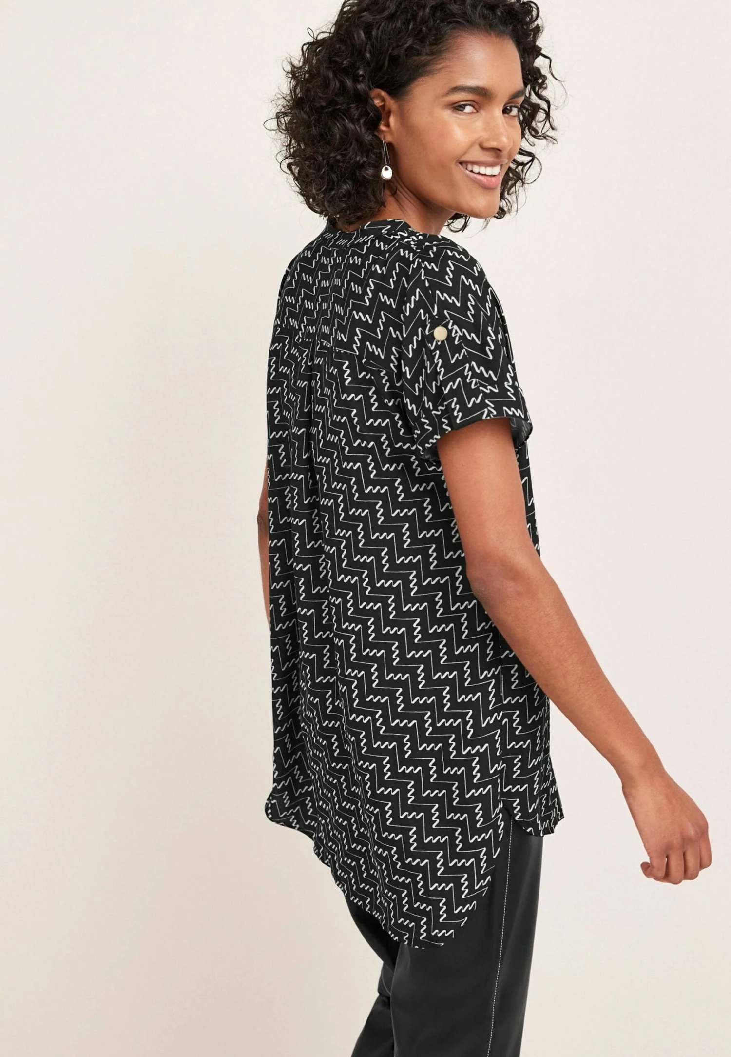 Next Overhead LonglineShort SleevePetite - Blouse - Black White Print 1 Next Overhead LonglineShort SleevePetite - Blouse - Black White Print