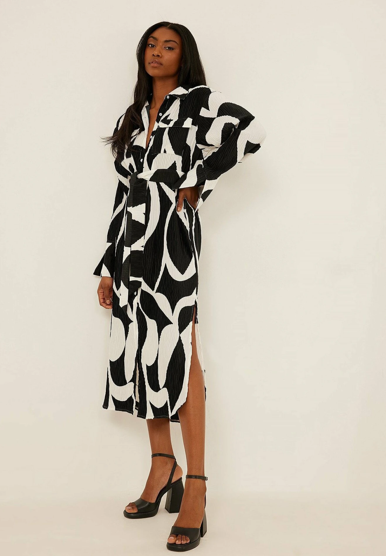 NA-KD Mit Muster - Blousejurk - Black/White Print 2 NA-KD Mit Muster - Blousejurk - Black/White Print - Afbeelding 2