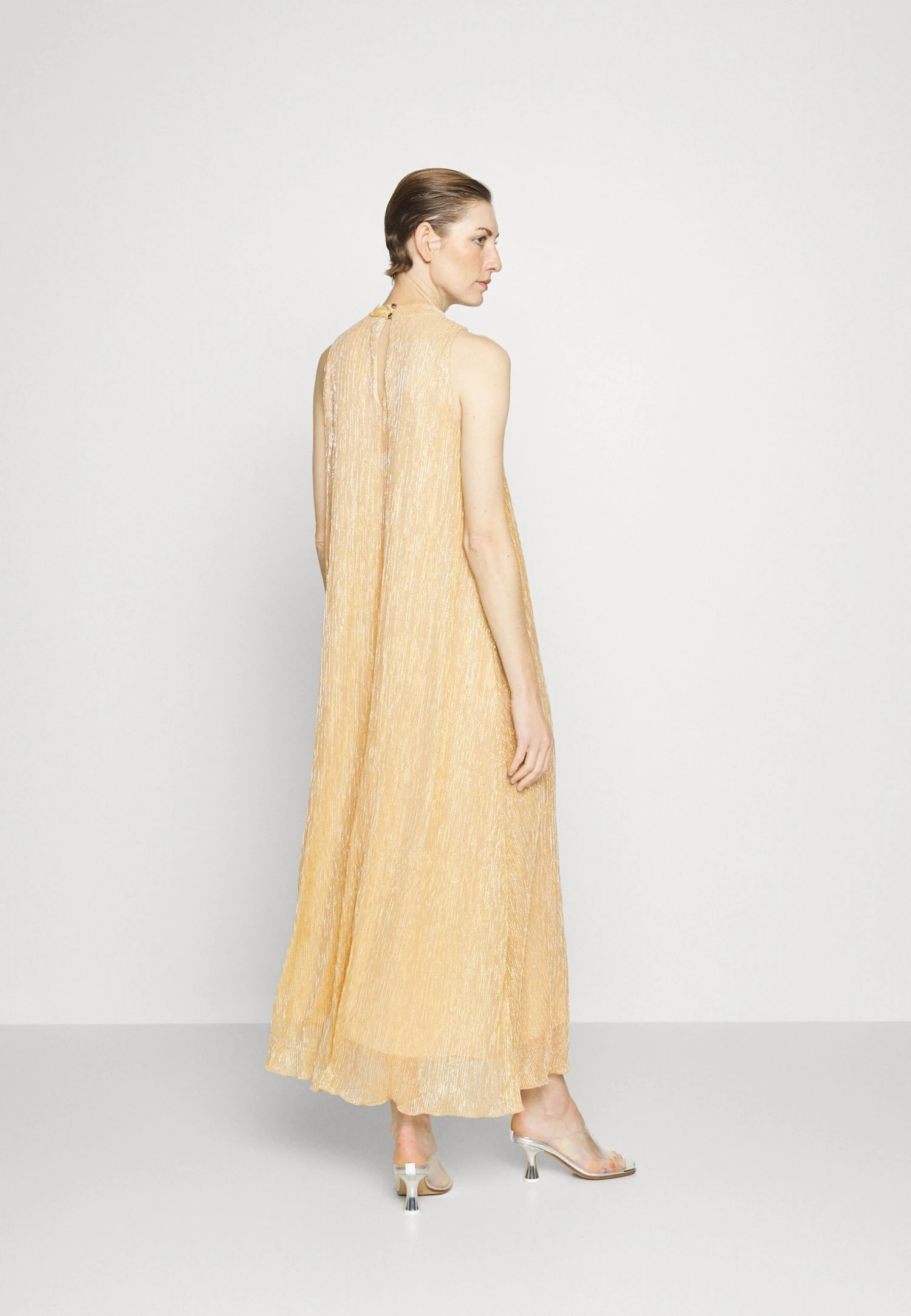 Bruuns Bazaar Cedar Inaris Dress - Cocktailjurk - Light Gold 3 Bruuns Bazaar Cedar Inaris Dress - Cocktailjurk - Light Gold - Afbeelding 3