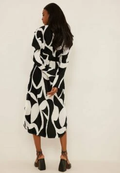 NA-KD Mit Muster - Blousejurk - Black/White Print 6 NA-KD Mit Muster - Blousejurk - Black/White Print -Ulla Popken Winkel ad442a1723d942e69b655d273f3eb09b