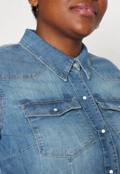 ONLY CARMAKOMA Carnanna Slim Stretch Shirt - Overhemdblouse - Medium Blue Denim -Ulla Popken Winkel cdcac1f2cdc8492b9d9f75752138eb23