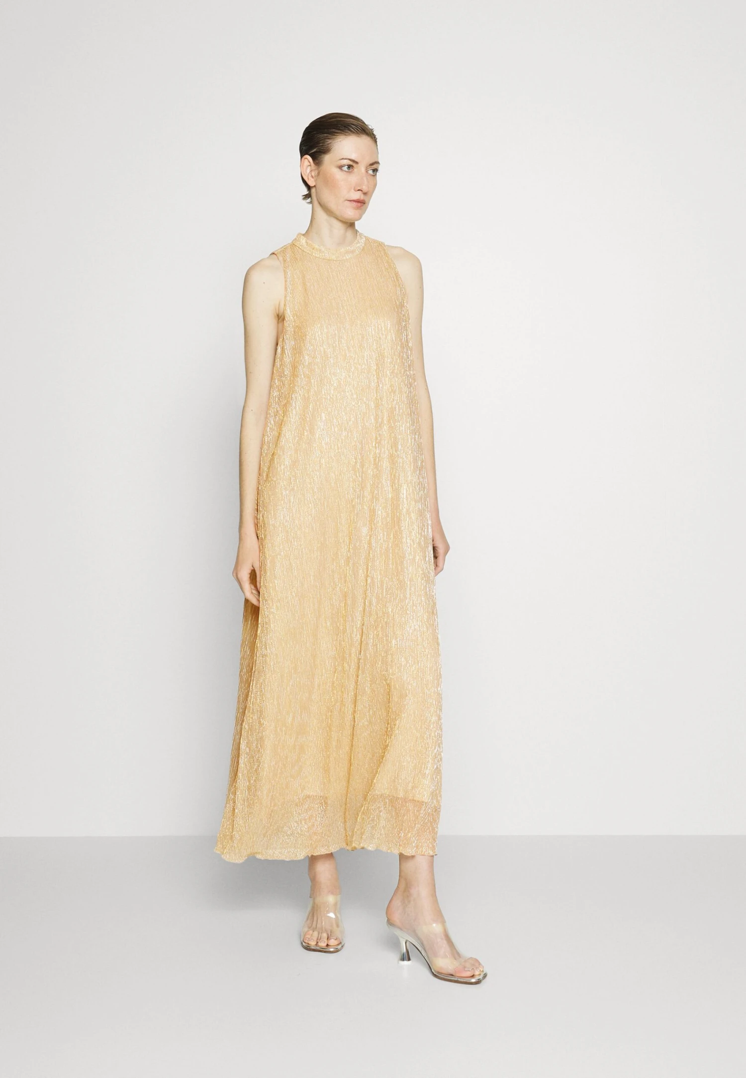 Bruuns Bazaar Cedar Inaris Dress - Cocktailjurk - Light Gold 2 Bruuns Bazaar Cedar Inaris Dress - Cocktailjurk - Light Gold - Afbeelding 2