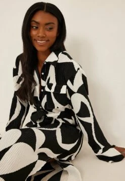 NA-KD Mit Muster - Blousejurk - Black/White Print 7 NA-KD Mit Muster - Blousejurk - Black/White Print -Ulla Popken Winkel e16b1802ac9f45319bfaaa876e8f5c44
