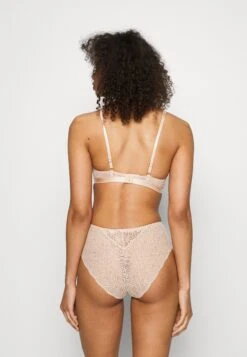 Underprotection Luna High Apex Bra - Triangel Bh - Light Beige 8 Underprotection Luna High Apex Bra - Triangel Bh - Light Beige -Ulla Popken Winkel ff0c587d28654e3e9a0b4ab555153e61