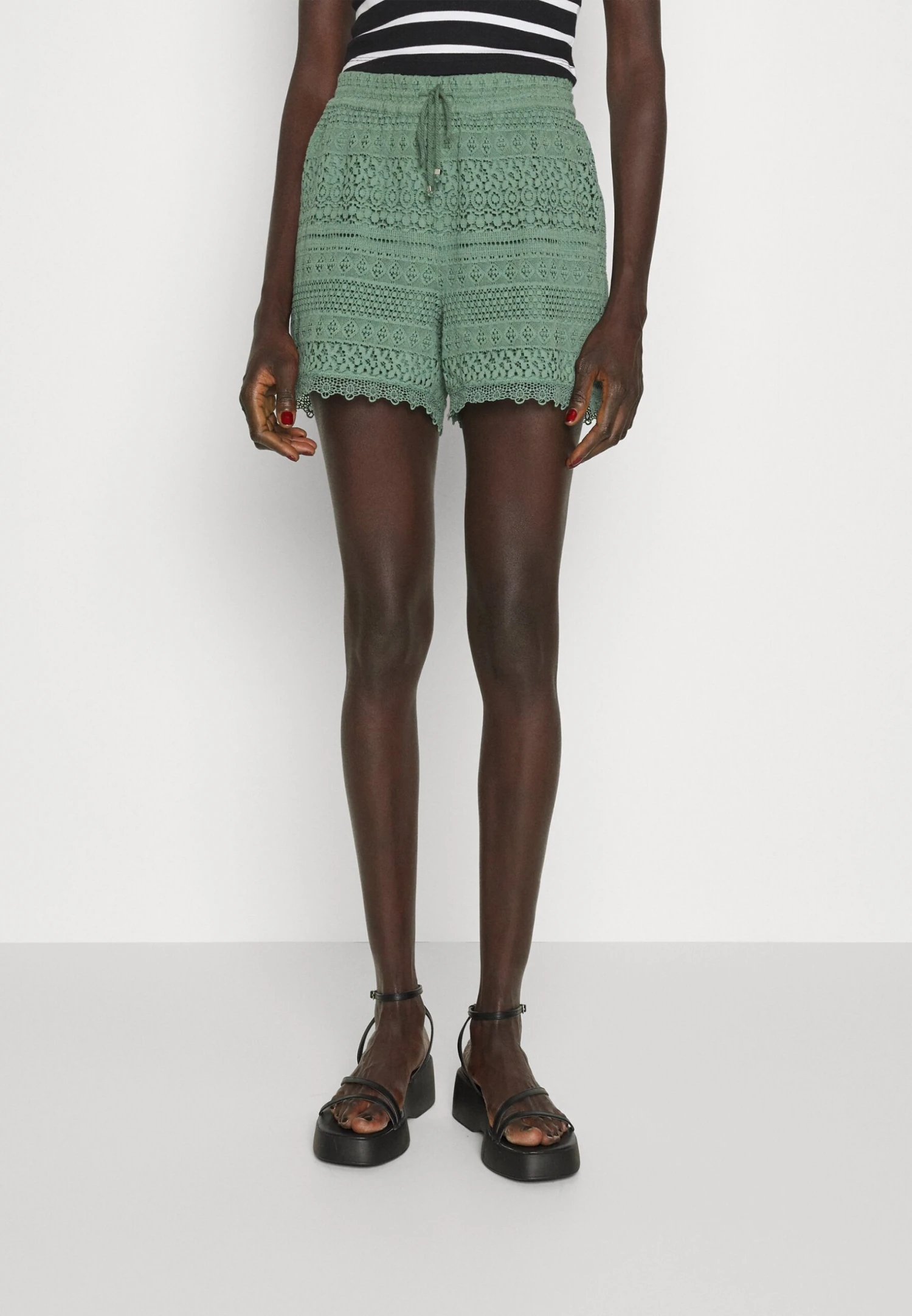 Vero Moda Tall Vmhoney Lace - Shorts - Green 1 Vero Moda Tall Vmhoney Lace - Shorts - Green
